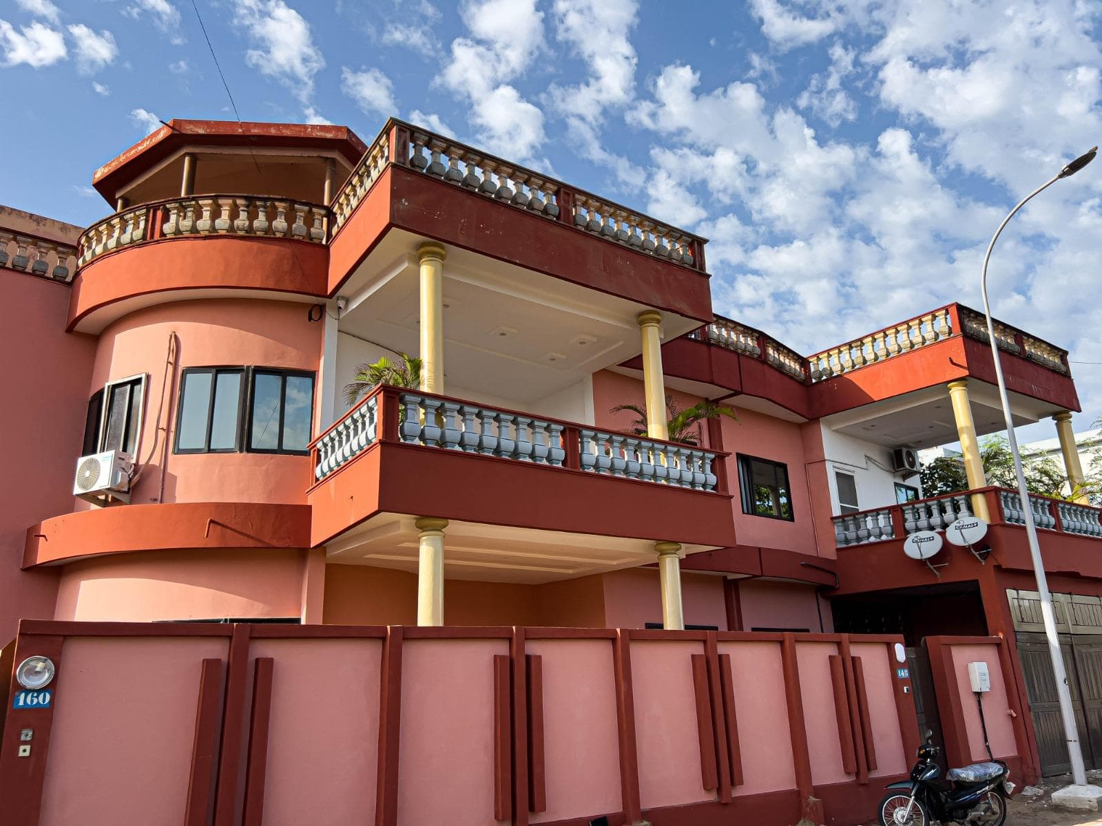 Façade en terre cuite, balcons à balustrade