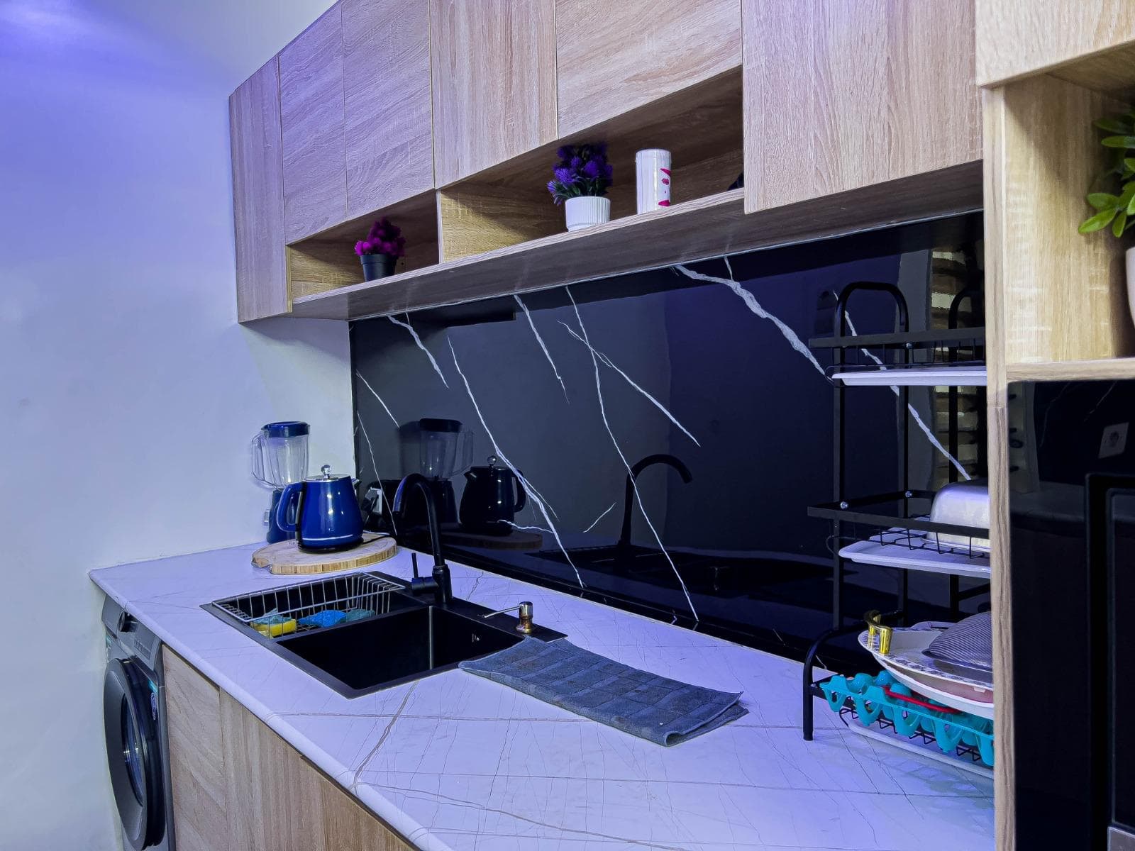 Cuisine équipée, plan de travail clair