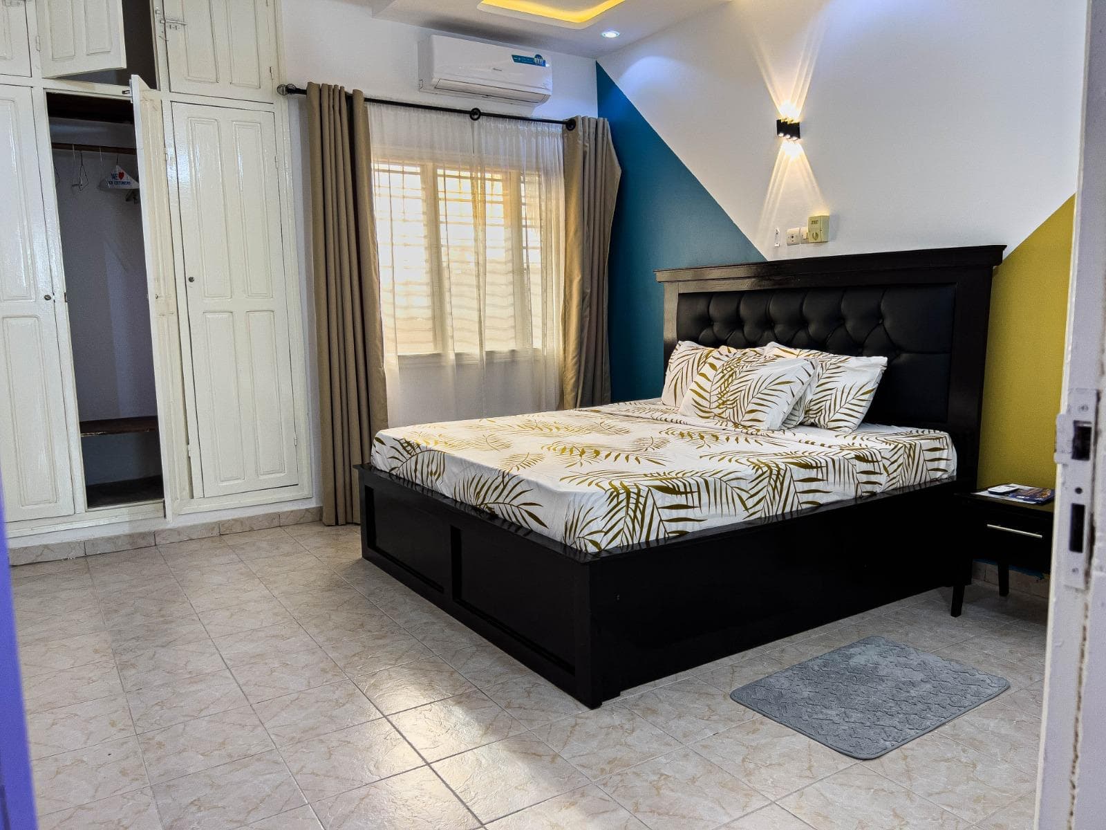 Chambre avec tête de lit capitonnée